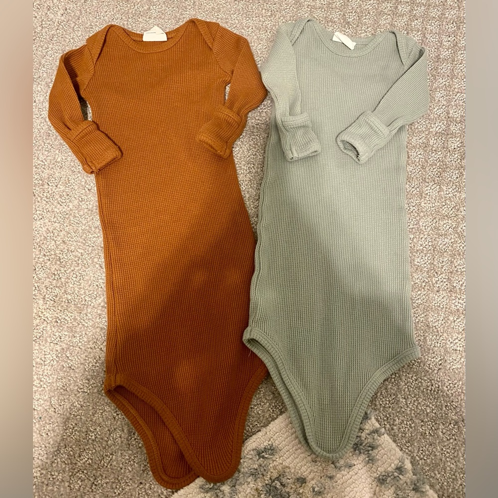 2 pack long sleeved organic waffle knotted gowns (gender neutral). Size 0-3M